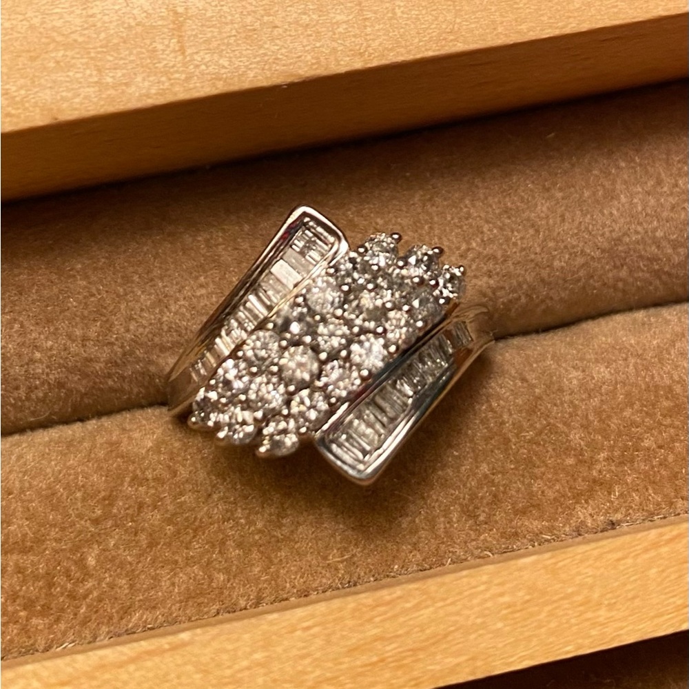 10k White Gold Diamond Cluster Ring